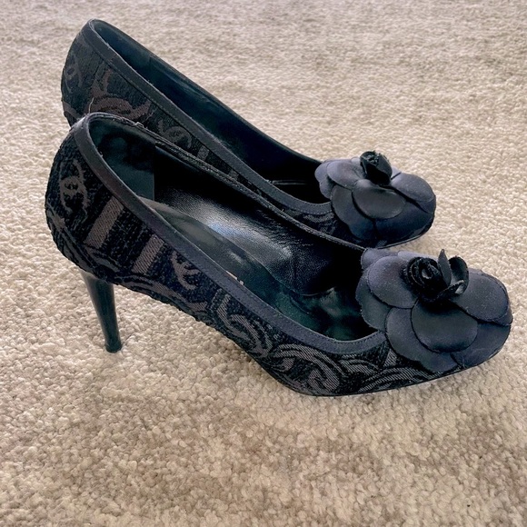 💯 CHANEL Black Embossed CC Pattern /w Floral Toe Pump Size 38 - Picture 4 of 16